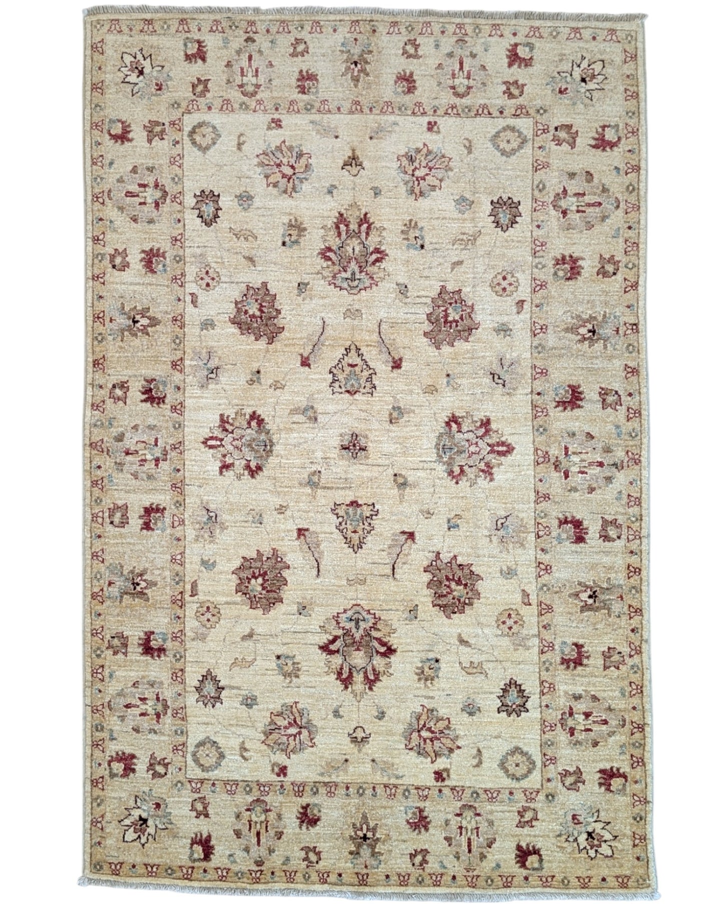 Tappeto Farahan 188x123 cm persiano, annodato a mano, fondo beige/avorio con motivi floreali rossi e tocchi azzurri.