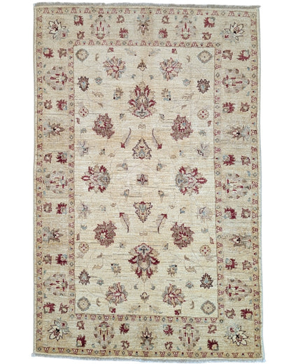 Tappeto Farahan 188x123 cm persiano, annodato a mano, fondo beige/avorio con motivi floreali rossi e tocchi azzurri.