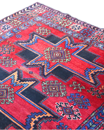 Tappeto Hamadan 214x131 cm in lana annodata a mano, con motivi a stelle geometriche su fondo rosso e cornice tribale.