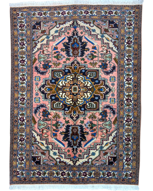 Tappeto Ardabil 187x136 cm persiano, annodato a mano, fondo rosa antico con medaglione geometrico blu e motivi floreali stilizzati.