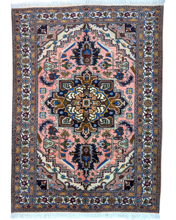 Tappeto Ardabil 187x136 cm persiano, annodato a mano, fondo rosa antico con medaglione geometrico blu e motivi floreali stilizzati.