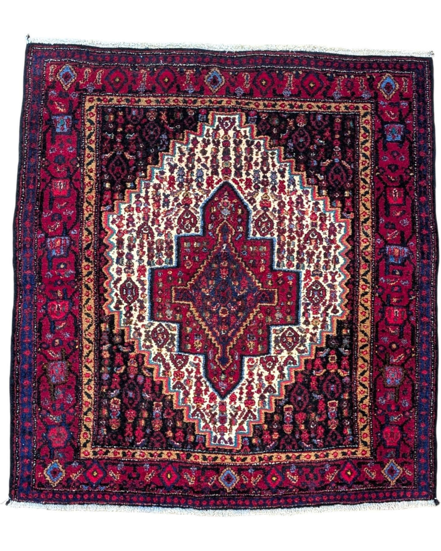 Tappeto persiano 138x130 cm rosso con medaglione geometrico in soggiorno elegante