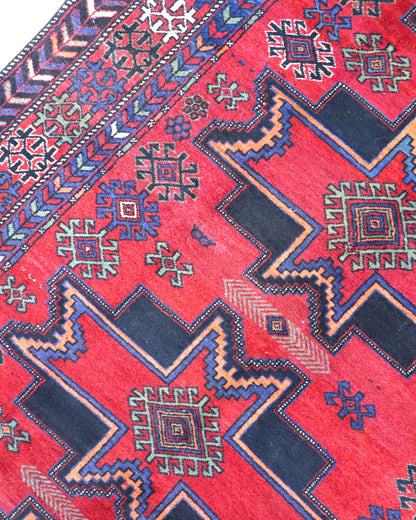 Tappeto Hamadan 214x131 cm in lana annodata a mano, con motivi a stelle geometriche su fondo rosso e cornice tribale.