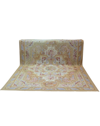 Tappeto Aubusson Cina 316x241 cm con fondo avorio e motivi floreali in beige, oro e pastello, tramato ed annodato a mano, provenienza Cina.