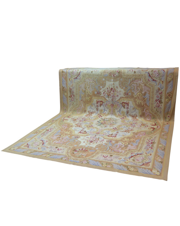 Tappeto Aubusson Cina 316x241 cm con fondo avorio e motivi floreali in beige, oro e pastello, tramato ed annodato a mano, provenienza Cina.