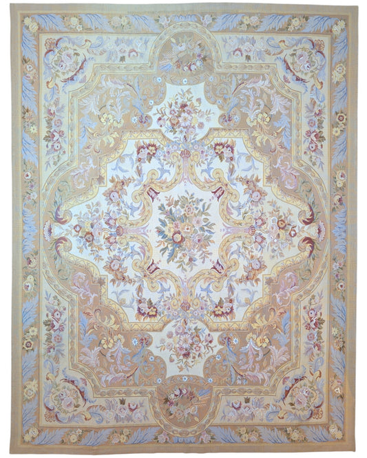Tappeto Aubusson Cina 316x241 cm con fondo avorio e motivi floreali in beige, oro e pastello, tramato ed annodato a mano, provenienza Cina.