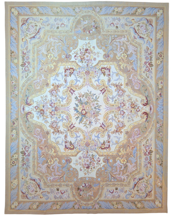 Tappeto Aubusson Cina 316x241 cm con fondo avorio e motivi floreali in beige, oro e pastello, tramato ed annodato a mano, provenienza Cina.