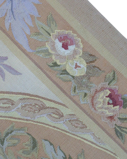 Tappeto Aubusson Cina 316x241 cm con fondo avorio e motivi floreali in beige, oro e pastello, tramato ed annodato a mano, provenienza Cina.