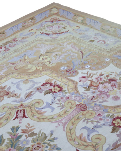Tappeto Aubusson Cina 316x241 cm con fondo avorio e motivi floreali in beige, oro e pastello, tramato ed annodato a mano, provenienza Cina.