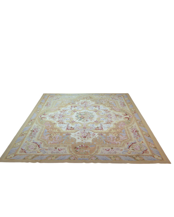 Tappeto Aubusson Cina 316x241 cm con fondo avorio e motivi floreali in beige, oro e pastello, tramato ed annodato a mano, provenienza Cina.