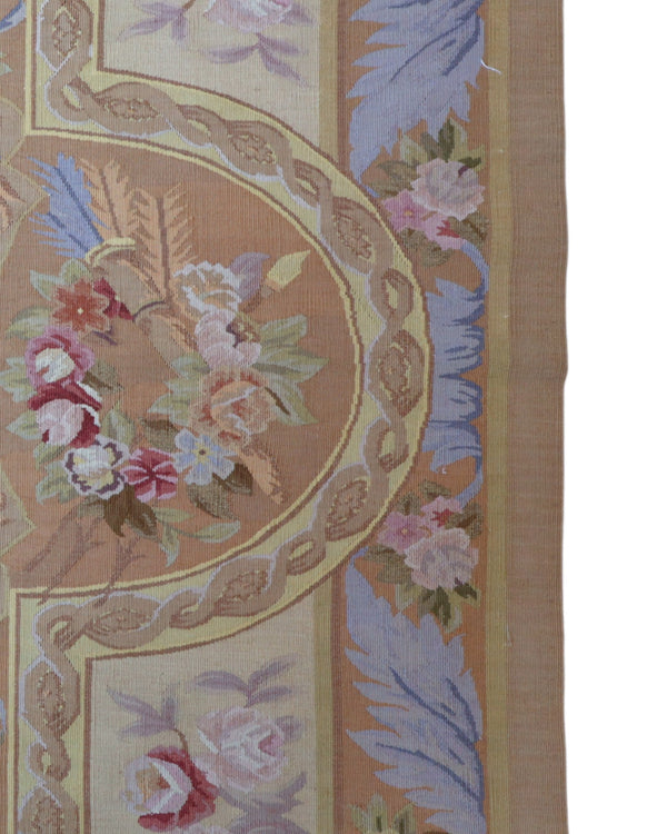 Tappeto Aubusson Cina 316x241 cm con fondo avorio e motivi floreali in beige, oro e pastello, tramato ed annodato a mano, provenienza Cina.