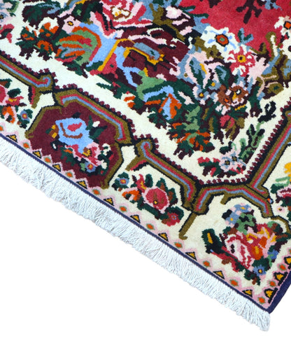 Tappeto Bakhtiari floreale colorato 153x107 cm in camera da letto
