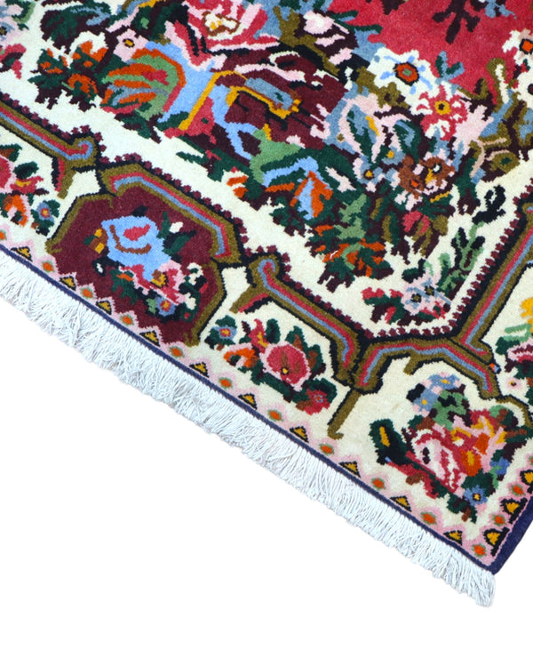 Tappeto Bakhtiari floreale colorato 153x107 cm in camera da letto
