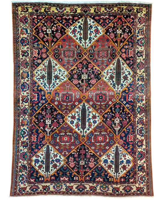 Tappeto Bakhtiari persiano 341x246 cm, annodato a mano in lana e cotone, fondo rosso con motivi geometrici e floreali.