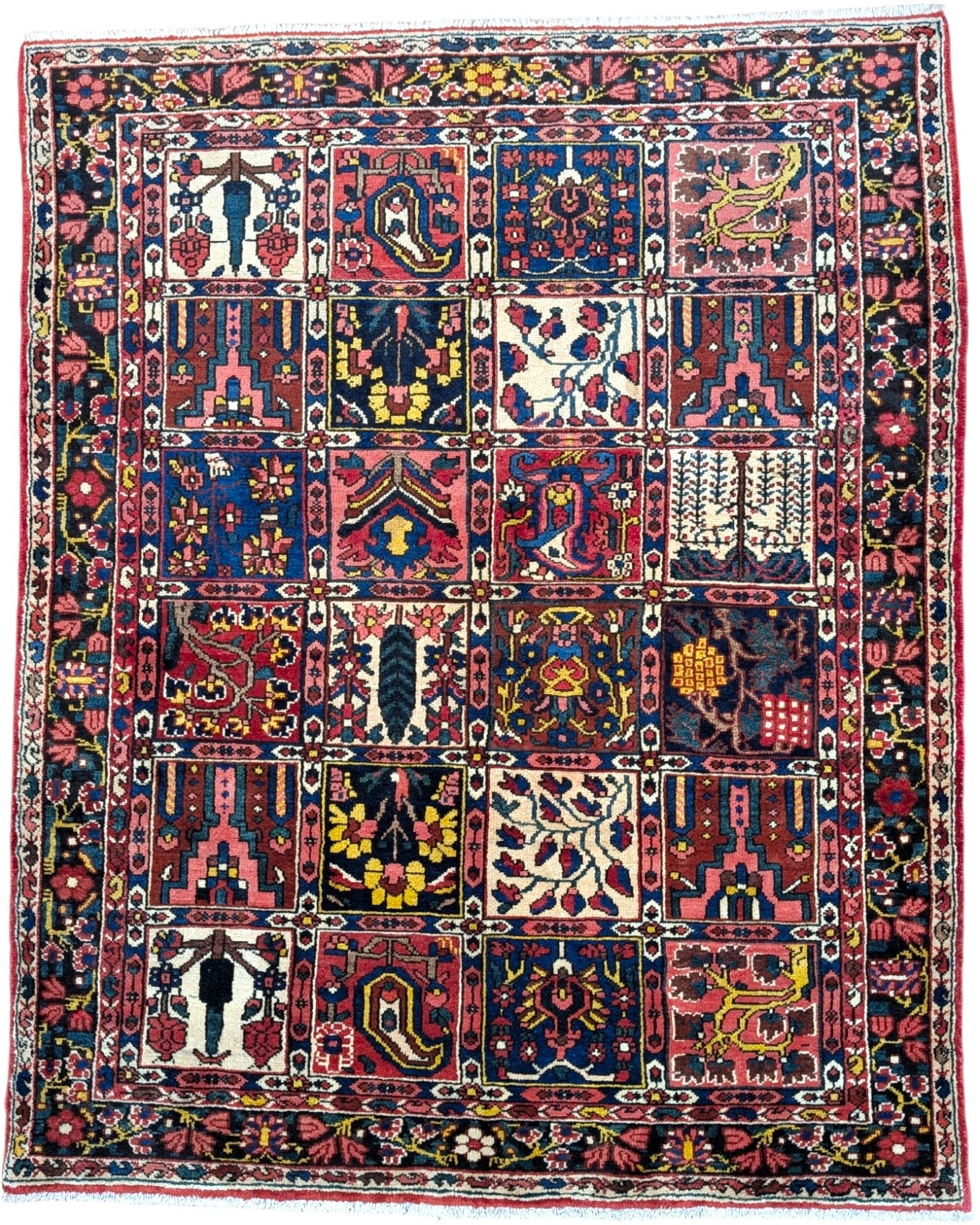 Tappeto Bakhtiyari "Natura Fiorita" con motivi floreali e vegetali, annodato a mano in Persia con lana e cotone tinti con colori naturali.