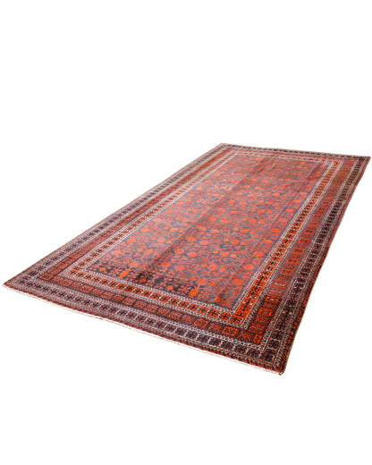 Tappeto Baluch persiano 376x191 cm rettangolare, annodato a mano, con motivi geometrici rossi e blu su fondo scuro.