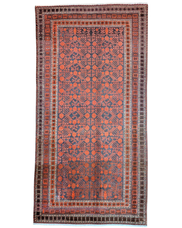 Tappeto Baluch persiano 376x191 cm rettangolare, annodato a mano, con motivi geometrici rossi e blu su fondo scuro.