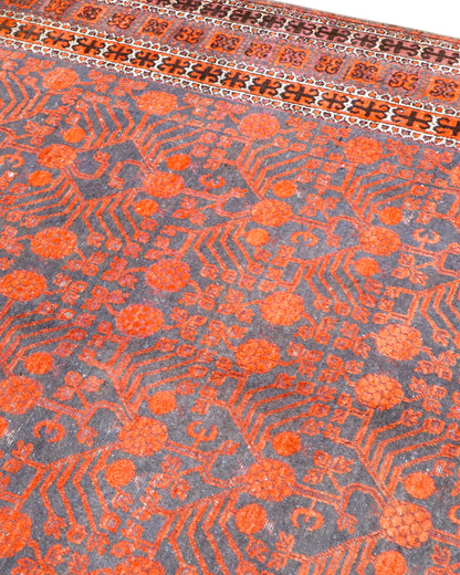 Tappeto Baluch persiano 376x191 cm rettangolare, annodato a mano, con motivi geometrici rossi e blu su fondo scuro.