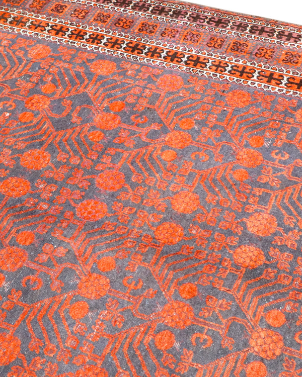 Tappeto Baluch persiano 376x191 cm rettangolare, annodato a mano, con motivi geometrici rossi e blu su fondo scuro.