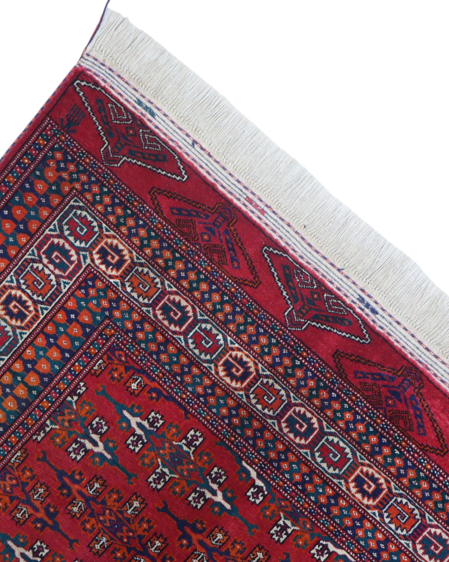 Tappeto Bokhara 280x180 cm con fondo rosso intenso e motivi geometrici blu, nero e avorio, tramato ed annodato a mano, provenienza Asia Centrale.