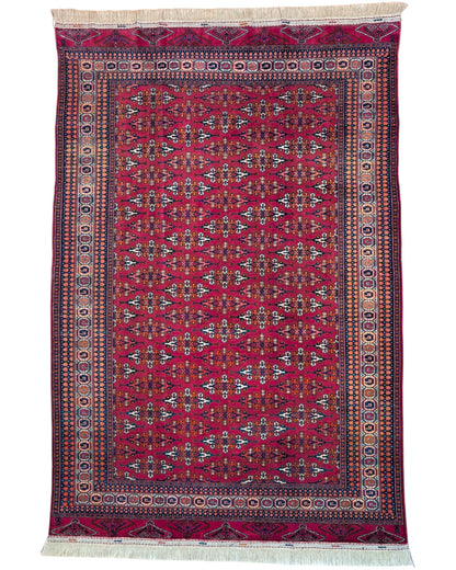 Tappeto Bokhara 280x180 cm con fondo rosso intenso e motivi geometrici blu, nero e avorio, tramato ed annodato a mano, provenienza Asia Centrale.