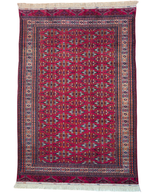 Tappeto Bokhara 280x180 cm con fondo rosso intenso e motivi geometrici blu, nero e avorio, tramato ed annodato a mano, provenienza Asia Centrale.