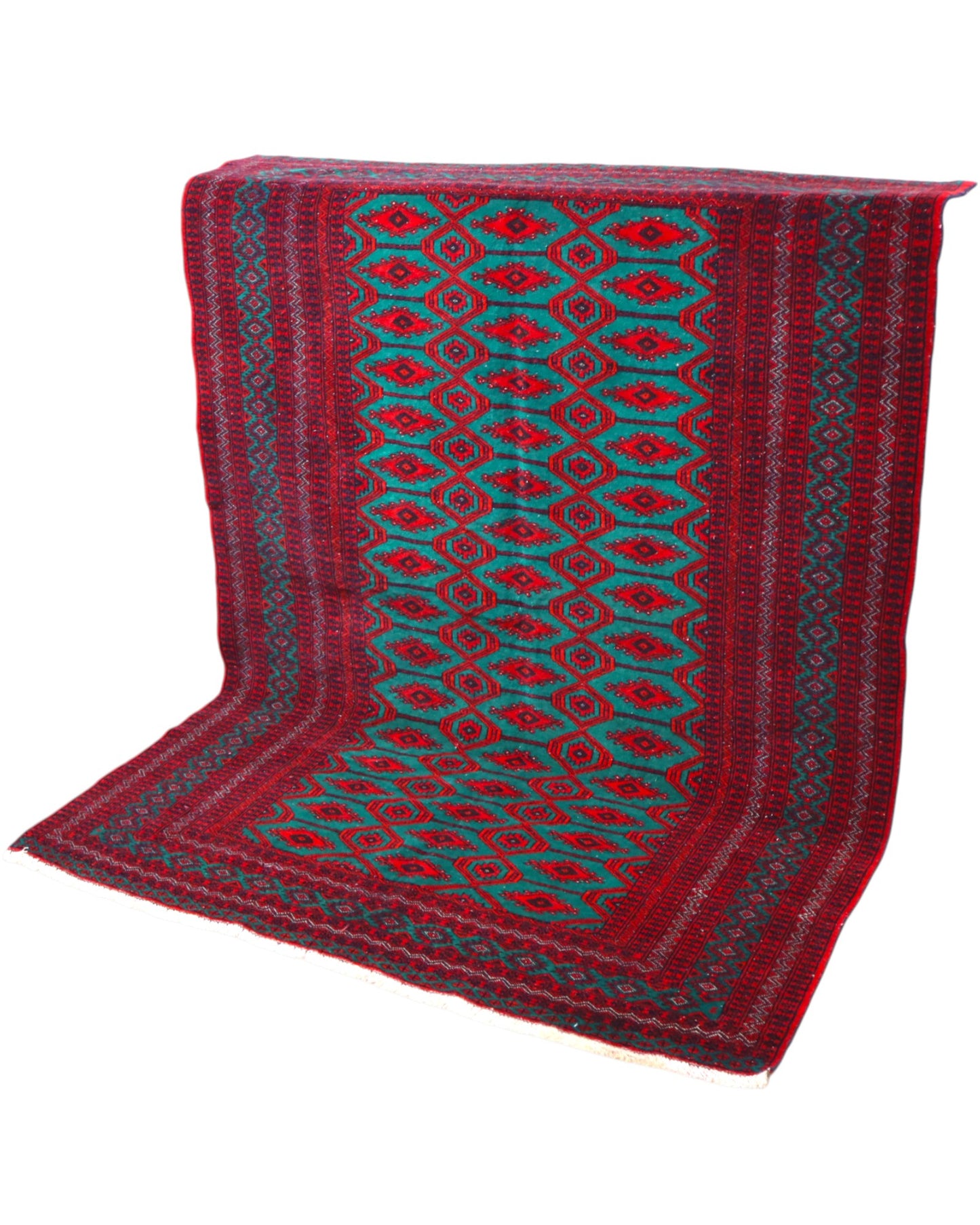 Tappeto Bukhara 172x126 cm annodato a mano, con motivi geometrici gul su fondo verde smeraldo e cornice rossa.