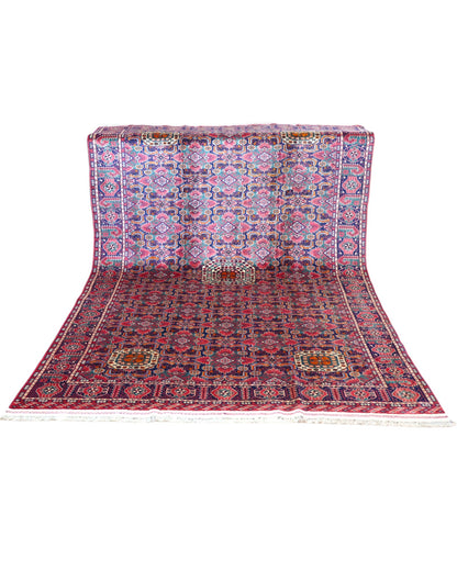 Tappeto Bukhara 300x200 cm con fondo rosa e blu, motivi geometrici e medaglioni stilizzati, tramato ed annodato a mano, provenienza Bukhara.