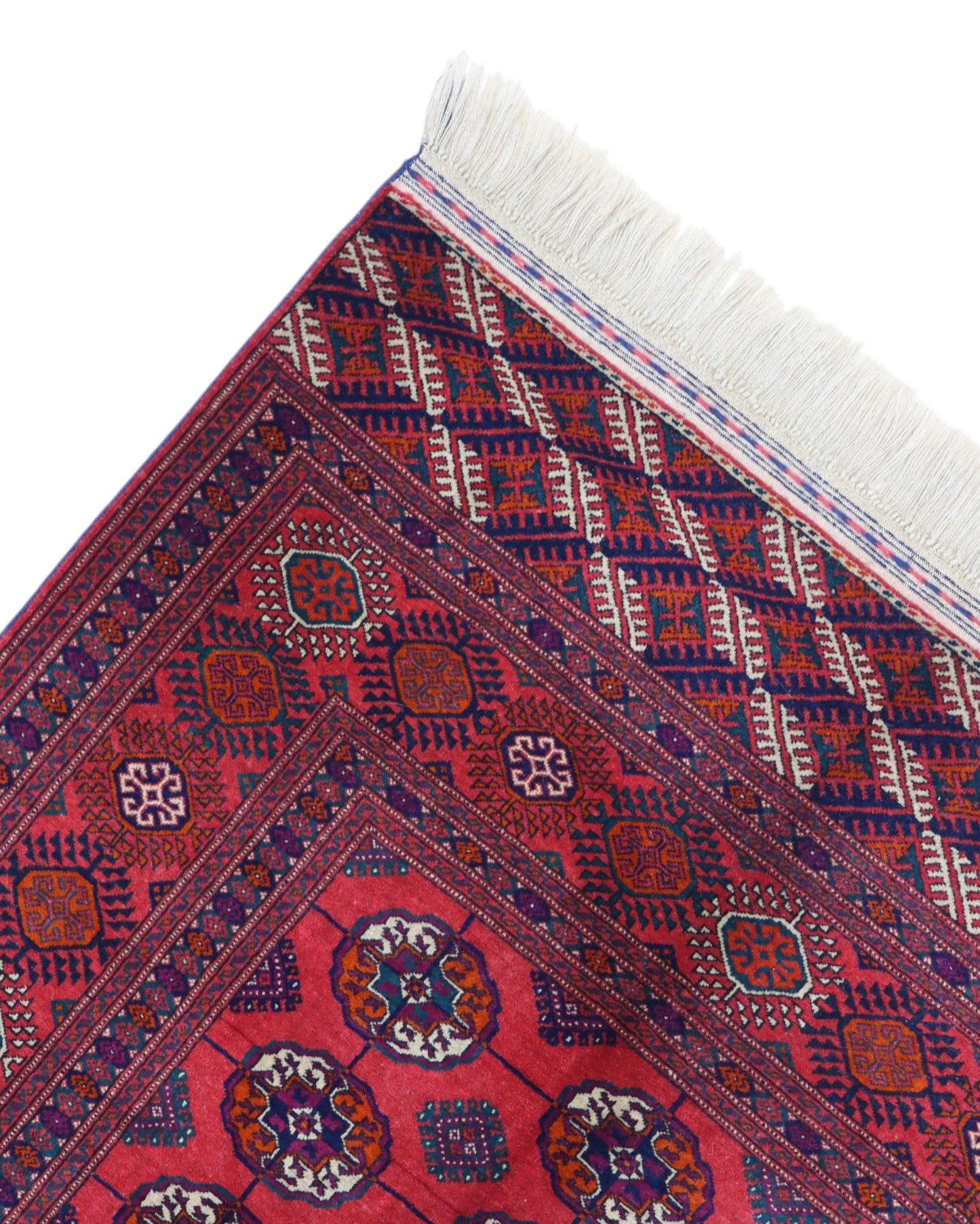 Tappeto Bukhara 278x180 cm con fondo rosso e motivi a gul in nero e avorio, tramato ed annodato a mano, provenienza Asia Centrale.