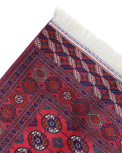 Tappeto Bukhara 278x180 cm con fondo rosso e motivi a gul in nero e avorio, tramato ed annodato a mano, provenienza Asia Centrale.