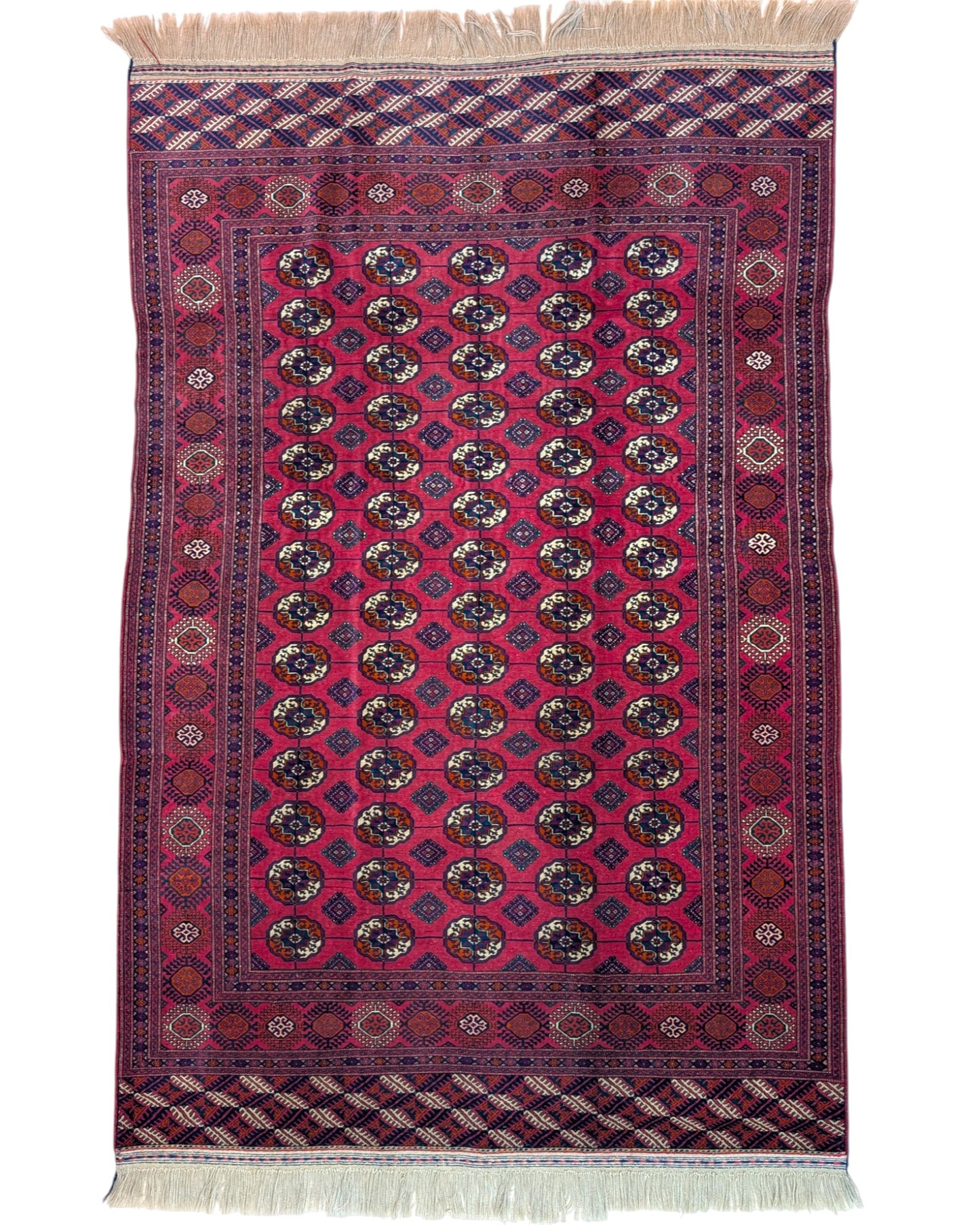 Tappeto Bukhara 278x180 cm con fondo rosso e motivi a gul in nero e avorio, tramato ed annodato a mano, provenienza Asia Centrale.