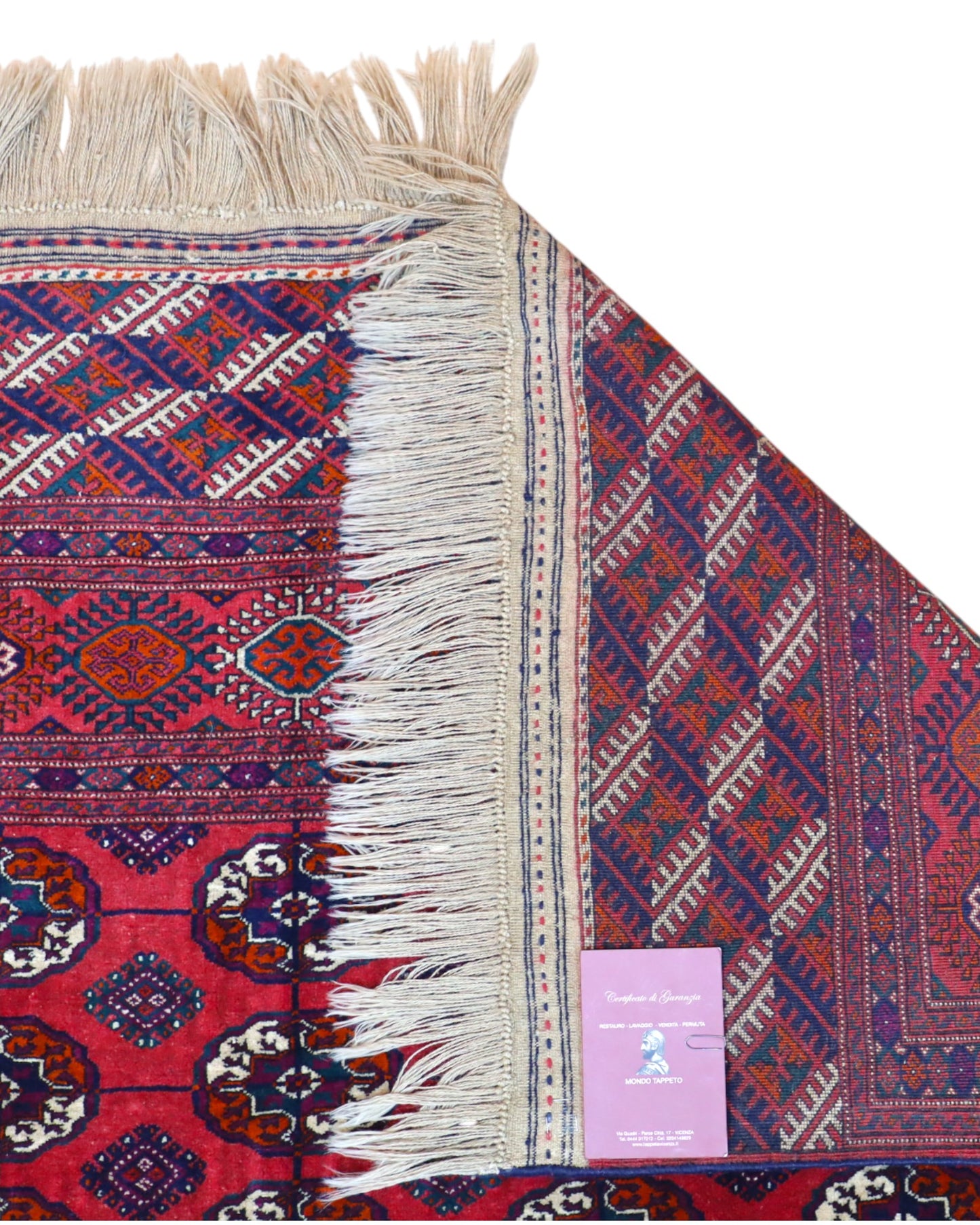 Tappeto Bukhara 278x180 cm con fondo rosso e motivi a gul in nero e avorio, tramato ed annodato a mano, provenienza Asia Centrale.