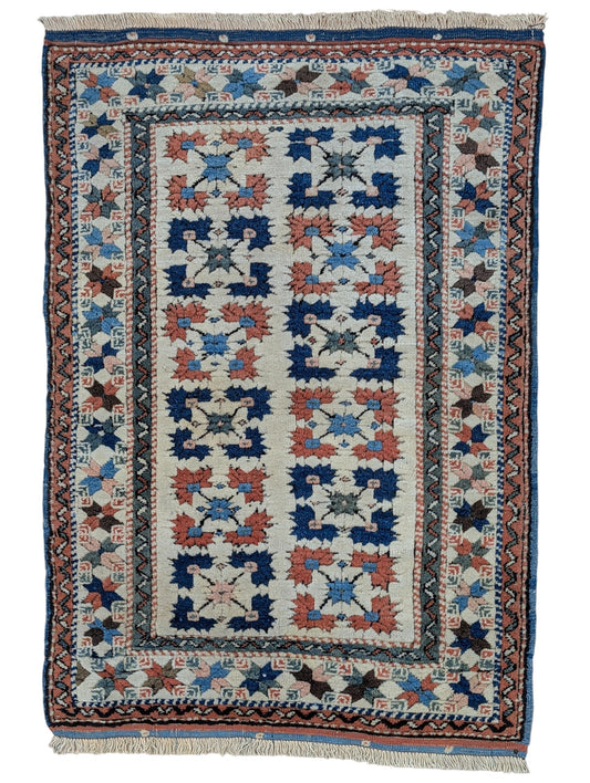 Tappeto Cucazo 135x95 cm, annodato a mano, lana pregiata, motivi geometrici policromi, artigianato caucasico.