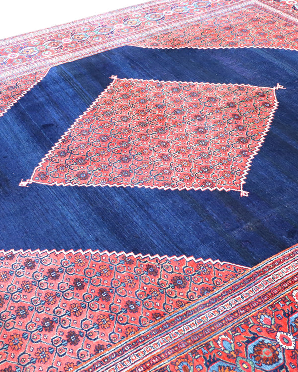 Tappeto Doraghsh persiano 377x297 cm rettangolare, annodato a mano, con campo blu e motivo centrale rosso a diamante.