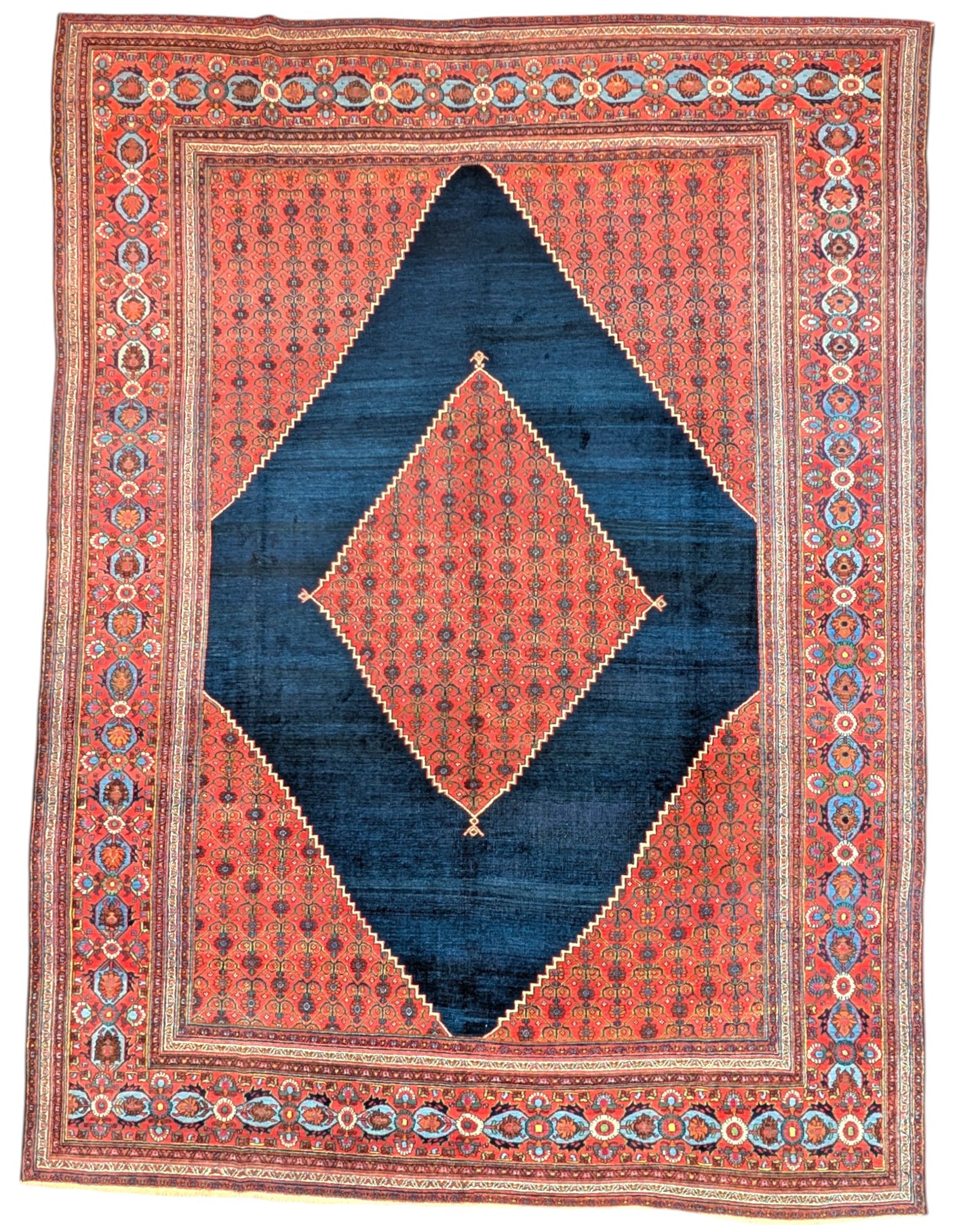 Tappeto Doraghsh persiano 377x297 cm rettangolare, annodato a mano, con campo blu e motivo centrale rosso a diamante.
