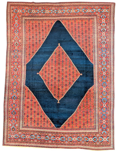 Tappeto Doraghsh persiano 377x297 cm rettangolare, annodato a mano, con campo blu e motivo centrale rosso a diamante.