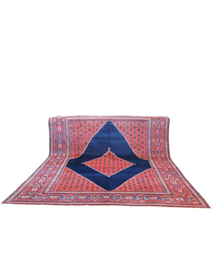 Tappeto Doraghsh persiano 377x297 cm rettangolare, annodato a mano, con campo blu e motivo centrale rosso a diamante.