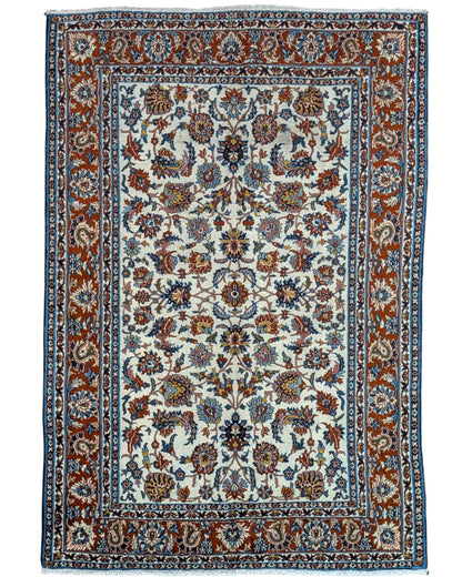 Tappeto Esfahan 182x124 cm annodato a mano, rettangolare, fondo chiaro con motivi floreali persiani, realizzato in cotone e lana con colori vegetali.