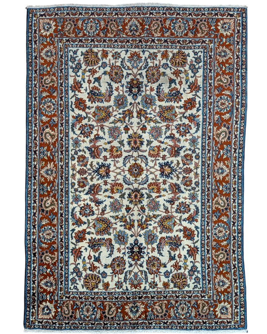 Tappeto Esfahan 182x124 cm annodato a mano, rettangolare, fondo chiaro con motivi floreali persiani, realizzato in cotone e lana con colori vegetali.