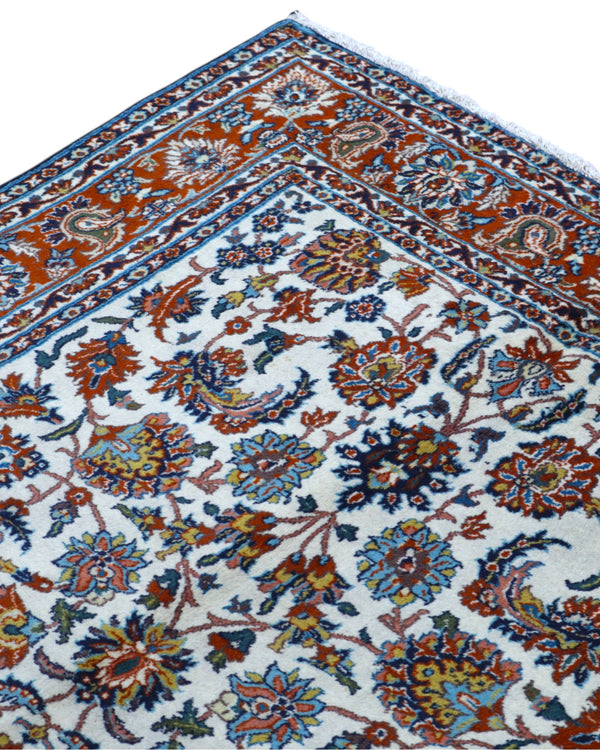 Tappeto Esfahan 182x124 cm annodato a mano, rettangolare, fondo chiaro con motivi floreali persiani, realizzato in cotone e lana con colori vegetali.