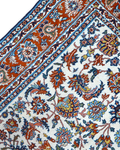 Tappeto Esfahan 182x124 cm annodato a mano, rettangolare, fondo chiaro con motivi floreali persiani, realizzato in cotone e lana con colori vegetali.