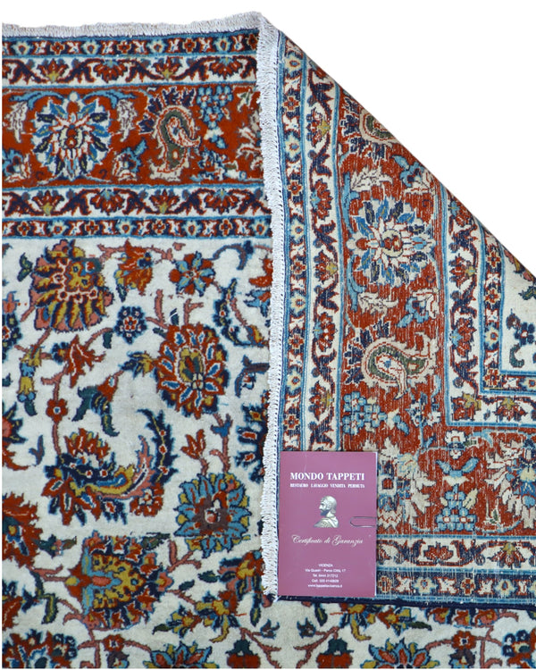 Tappeto Esfahan 182x124 cm annodato a mano, rettangolare, fondo chiaro con motivi floreali persiani, realizzato in cotone e lana con colori vegetali.