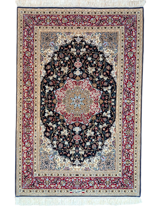 Tappeto Esfahan persiano 162x108 cm, annodato a mano, fondo blu notte con motivi decorativi, vello lana/seta con base in seta, colori vegetali, certificato di autenticità.