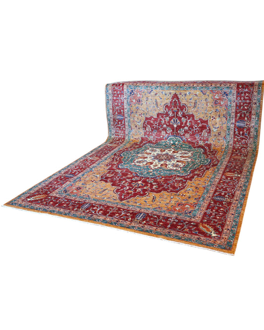 Tappeto Farahan 371x240 cm annodato a mano, rettangolare, fondo rosso con medaglione centrale e motivi ornamentali, realizzato in cotone e lana con colori vegetali.
