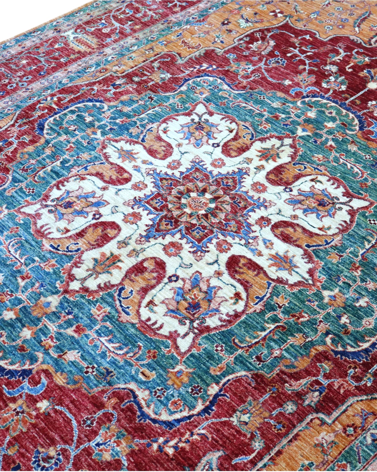 Tappeto Farahan 371x240 cm annodato a mano, rettangolare, fondo rosso con medaglione centrale e motivi ornamentali, realizzato in cotone e lana con colori vegetali.