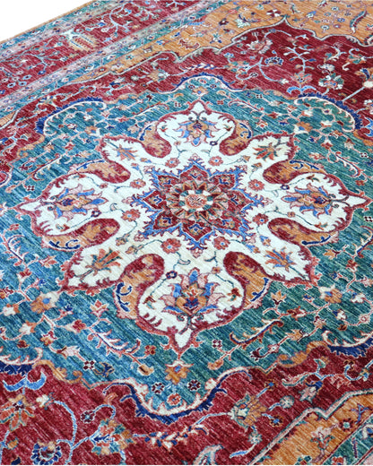 Tappeto Farahan 371x240 cm annodato a mano, rettangolare, fondo rosso con medaglione centrale e motivi ornamentali, realizzato in cotone e lana con colori vegetali.