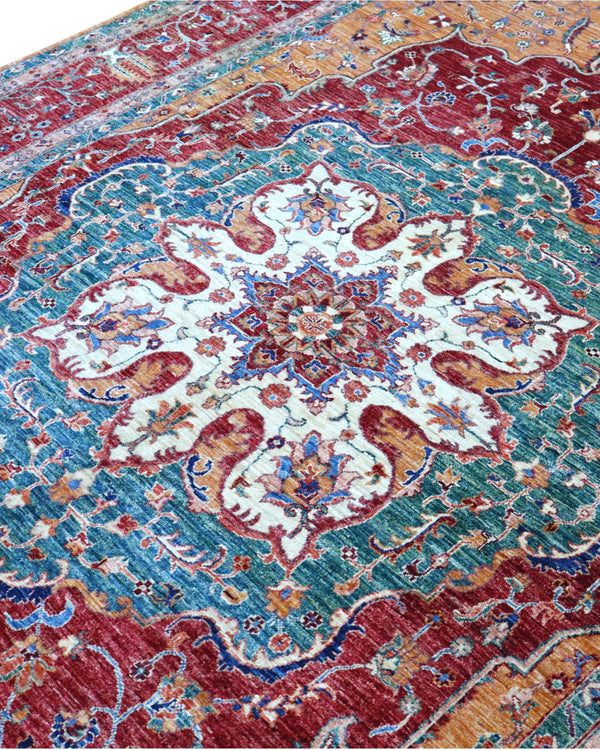 Tappeto Farahan 371x240 cm annodato a mano, rettangolare, fondo rosso con medaglione centrale e motivi ornamentali, realizzato in cotone e lana con colori vegetali.