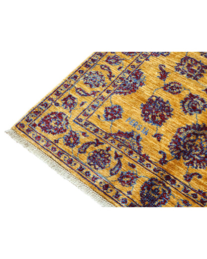 Tappeto Farahan Ziegler oro e blu notte, annodato a mano in Afghanistan. Realizzato in lana e cotone con colori vegetali, unisce eleganza floreale e tradizione artigianale.