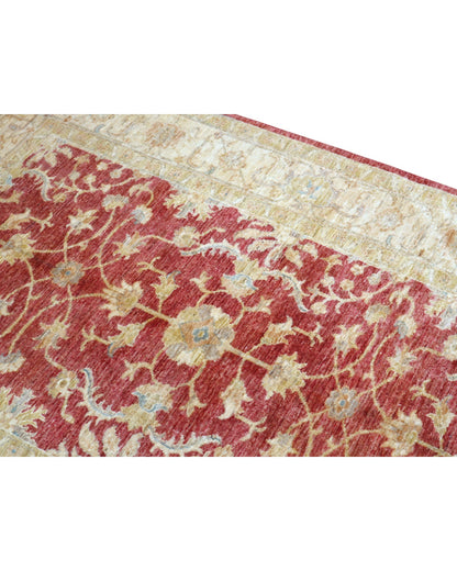 Tappeto Farahan Ziegler rosso con cornice beige e motivi floreali, annodato a mano in Afghanistan in lana e cotone con colori vegetali.