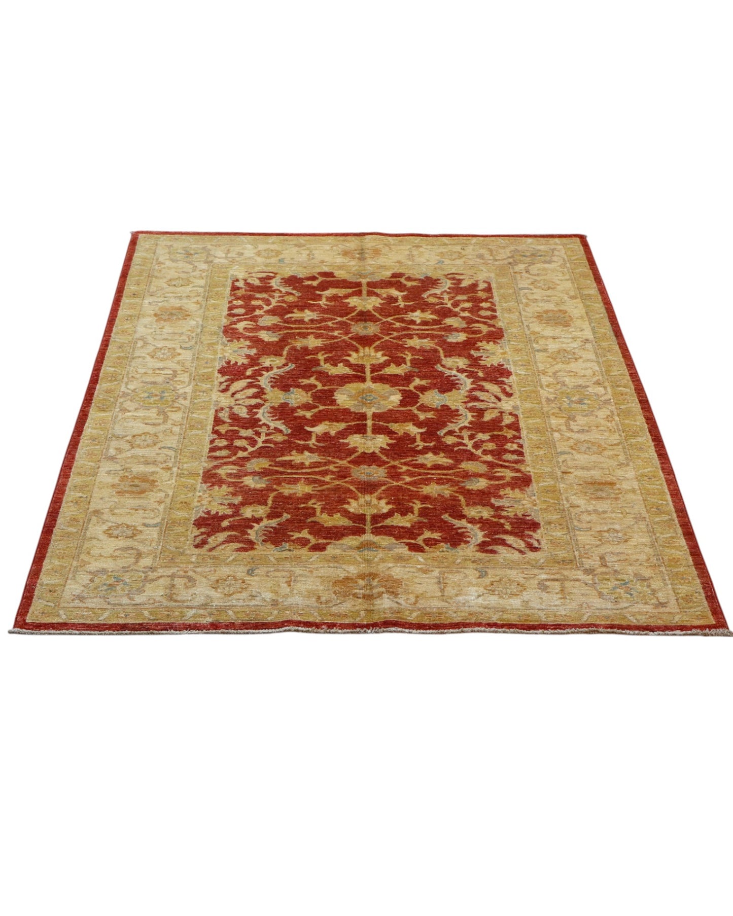 Tappeto Farahan Ziegler rosso con cornice beige e motivi floreali, annodato a mano in Afghanistan in lana e cotone con colori vegetali.